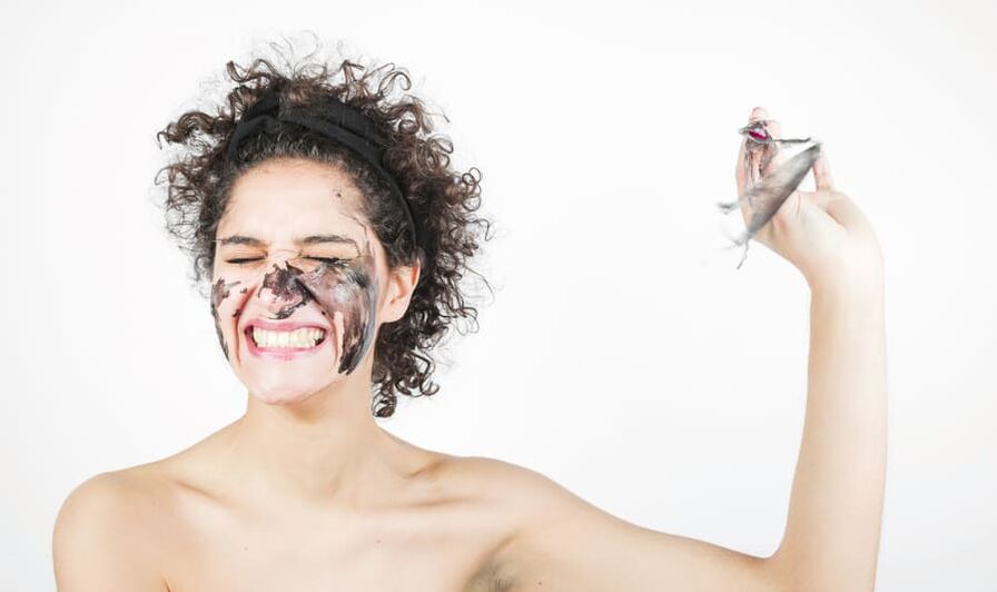 žena vrši podmlađujući tretman kože lica