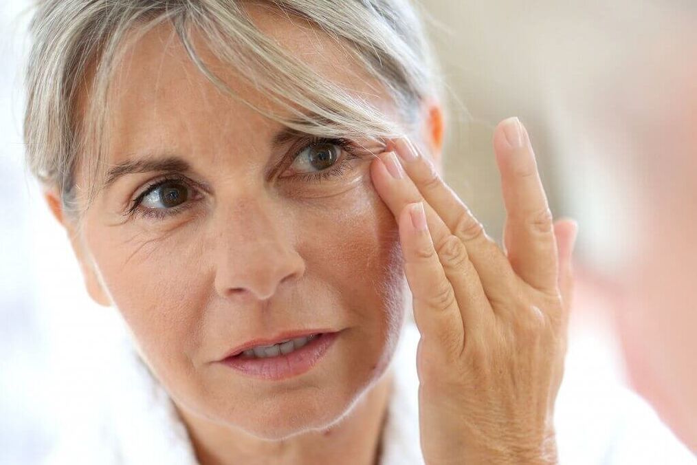žena podmlađuje kožu oko očiju